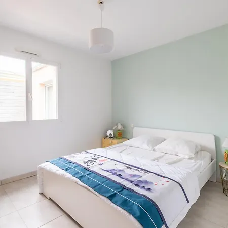 Charming House With Covered Swimming Pool And Garden בית נופש