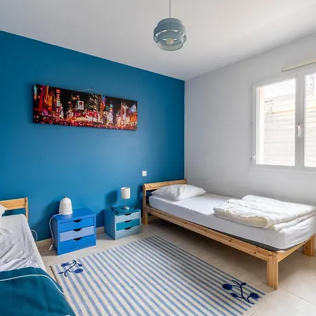 בית נופש Charming House With Covered Swimming Pool And Garden