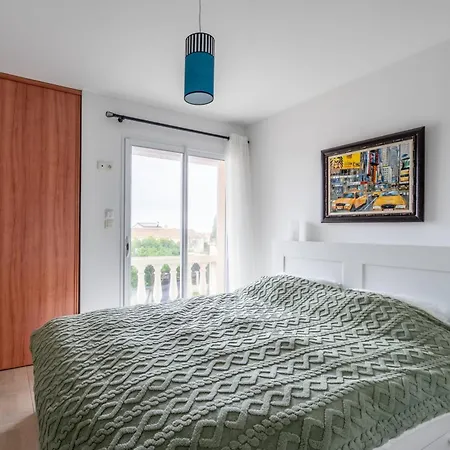 בית נופש Charming House With Covered Swimming Pool And Garden