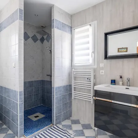 בית נופש Charming House With Covered Swimming Pool And Garden *