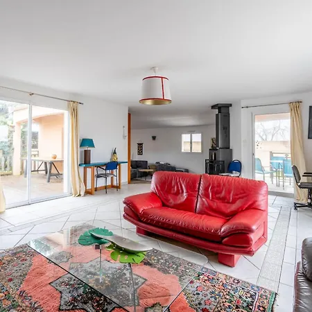 Charming House With Covered Swimming Pool And Garden בית נופש *