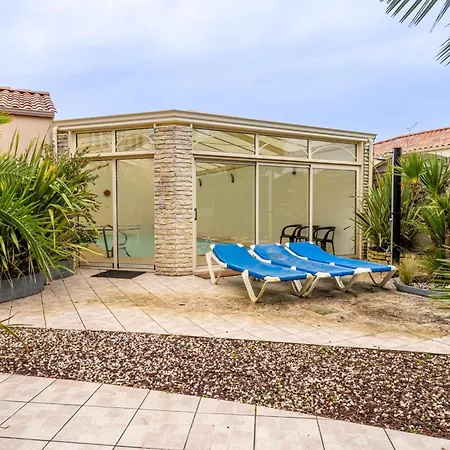 בית נופש Charming House With Covered Swimming Pool And Garden